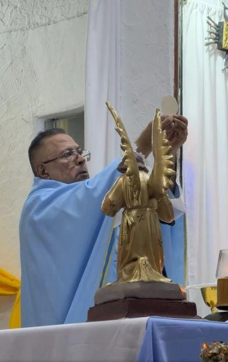Padre Martín Gilberto Villa Montaño en una celebración eucarística. Fotografía aportada.