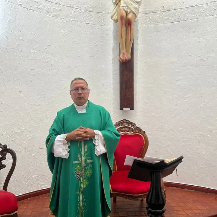 Padre Martín Gilberto Villa Montaño con vestiduras litúrgicas verdes. Fotografía aportada.