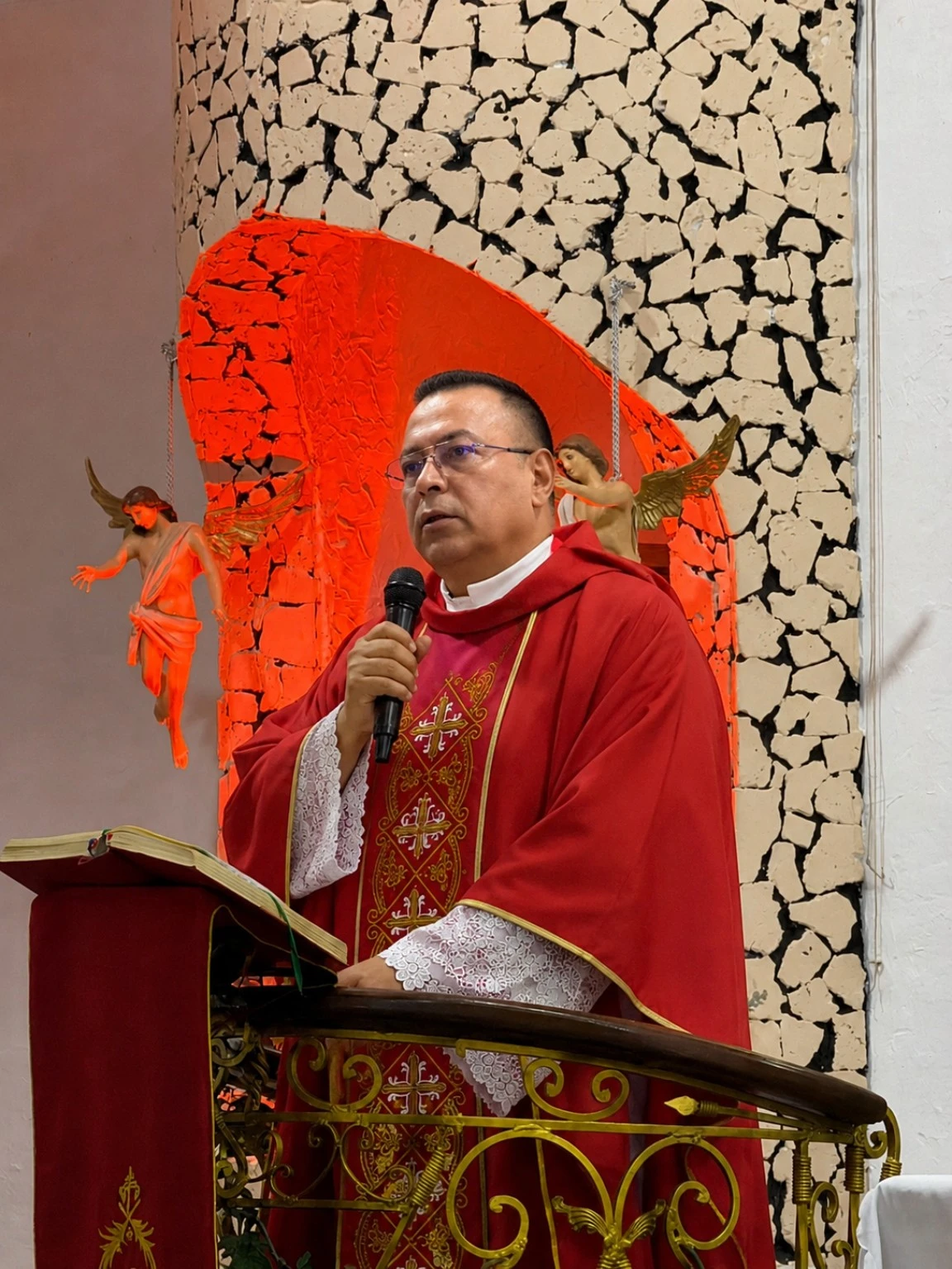Padre Martín Gilberto Villa Montaño durante su ministerio sacerdotal. Fotografía aportada.
